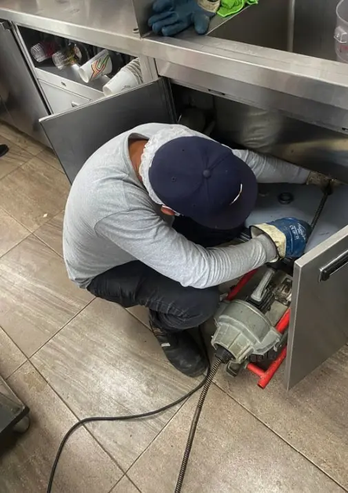 destape-de-tuberia-en-cocina-industrial.webp